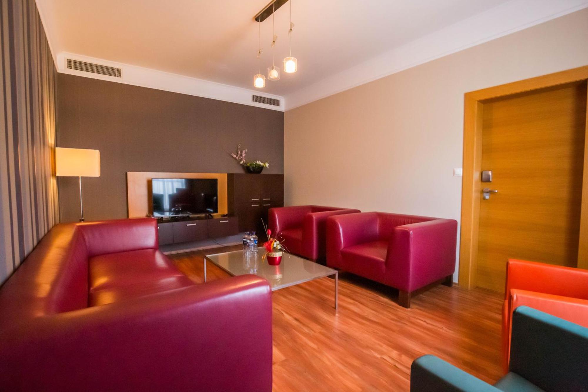 טרנבה Impiq Hotel מראה חיצוני תמונה